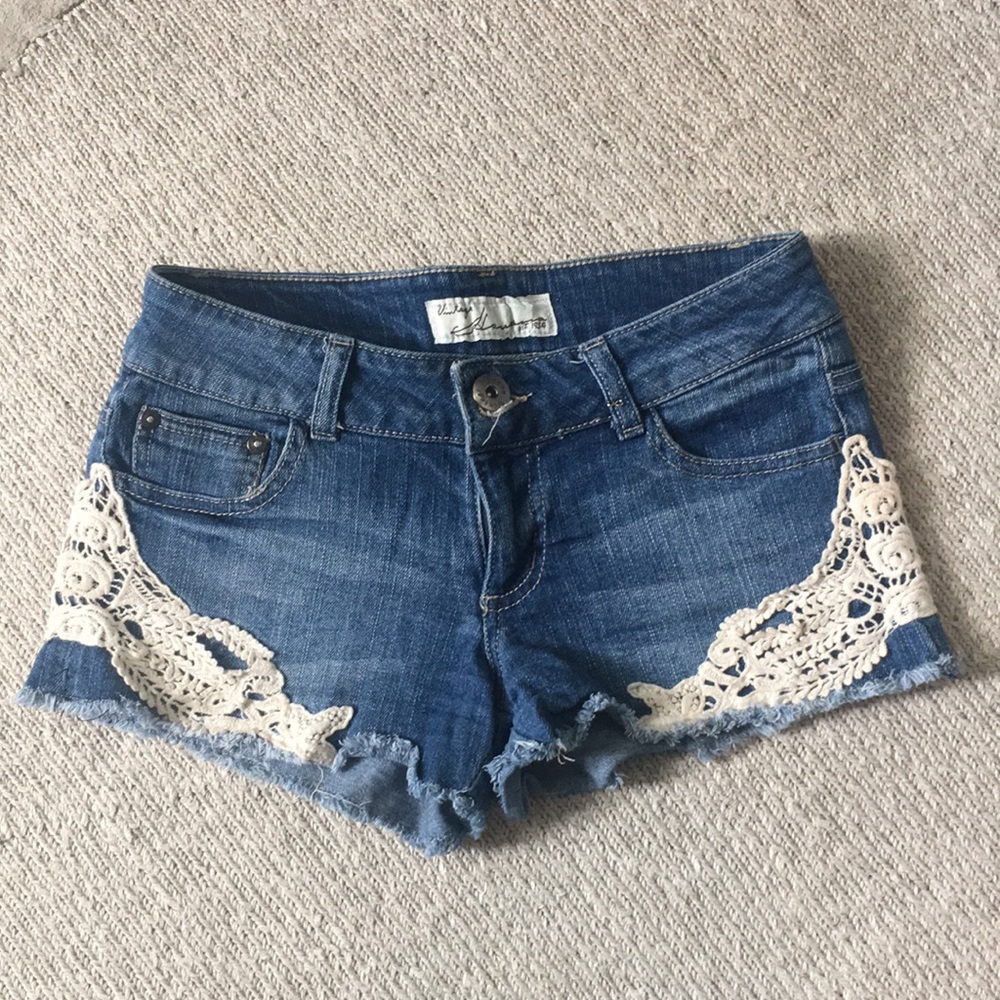 Jean shorts with embroidery